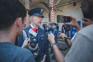 Dyrektor Okregowy Służby Więziennej w trakcie udzielania wywiadów dla mediów
