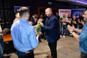 Na zdjęciu Dyrektor Okręgowy Służby Więziennej w Lublinie, płk Cyprian Bas i gospodarz zawodów Dyrektor Zakładu Karnego w Zamościu, płk Jacek Zwierzchowski. Podczas wręczania pucharu przedstawicielowi drużyny Aresztu Śledczego w Radomiu, Dyrektorowi Aresztu Śledczego ppłk. Robertowi Piwko.
