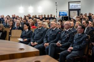 Goście honorowi i organizatorzy wydarzenia w pierwszym rzędzie oraz słuchacze w kolejnych
