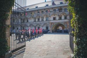 Poczty sztandarowe na placu zamkowym w Brzegu
