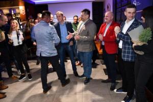 Na zdjęciu Dyrektor Okręgowy Służby Więziennej w Lublinie, płk Cyprian Bas i gospodarz zawodów Dyrektor Zakładu Karnego w Zamościu, płk Jacek Zwierzchowski. Podczas wręczania pucharu przedstawicielowi drużyny z Aresztu Śledczego w Lublinie, z- cy dyrektora mjr. Adamowi Ćwikle. 
