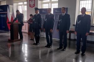 Zdjęcie wykonano w świetlicy jednostki w czasie uroczystej odprawy z okazji Święta Służby Więziennej. Przedstawia umundurowanych funkcjonariuszy uczestniczących w uroczystości. 
