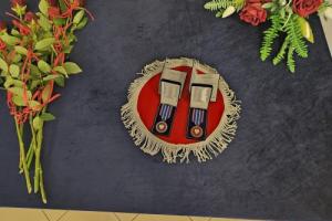 Zdjęcie przedstawia odznaki Za zasługi dla więziennictwa przyznawane w związku z uroczystością z okazji Święta Niepodległości. Zdjęcie wykonano na sali widzeń Zakładu Karnego w Hrubieszowie. 
