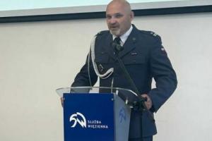 Dyrektor Aresztu Śledczego w Bytomiu przemawiający podczas uroczystej odprawy.
