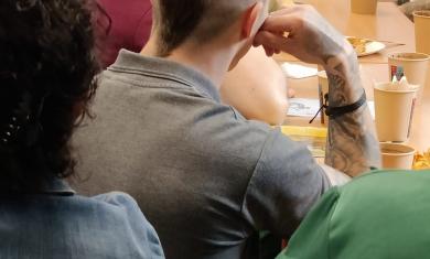 Uczestnicy – skazani i osoby przybyłe do AŚ z wolności – podczas mitingu otwartego w sali widzeń tarnogórskiego aresztu.