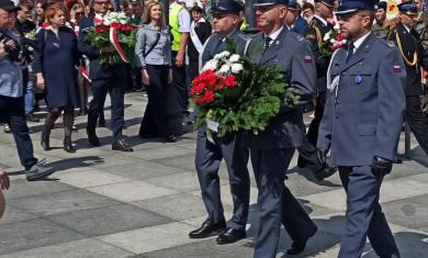Delegacja piotrkowskiego aresztu w trakcie miejskich uroczystości Narodowego Święta 3 Maja