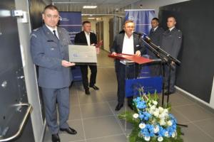 Zdjęcie przedstawia osoby cywilne i mundurowe podczas wydarzenia otwarcia pawilonu mieszkalnego,

