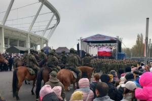 Scena z flagą Polski i uczestnicy Święta Niepodległości na Stadionie Śląskim.
