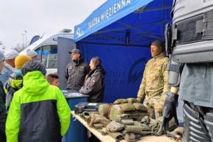 Stoisko promocyjne Służby Więziennej wraz z funkcjonariuszami i odwiedzającymi.
