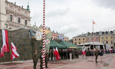 Na zdjęciu przedstawiciele władz samorządowych i służb mundurowych podczas uroczystości Święta 2 Lubelskiej Brygady Wojsk Obrony Terytorialnej. 